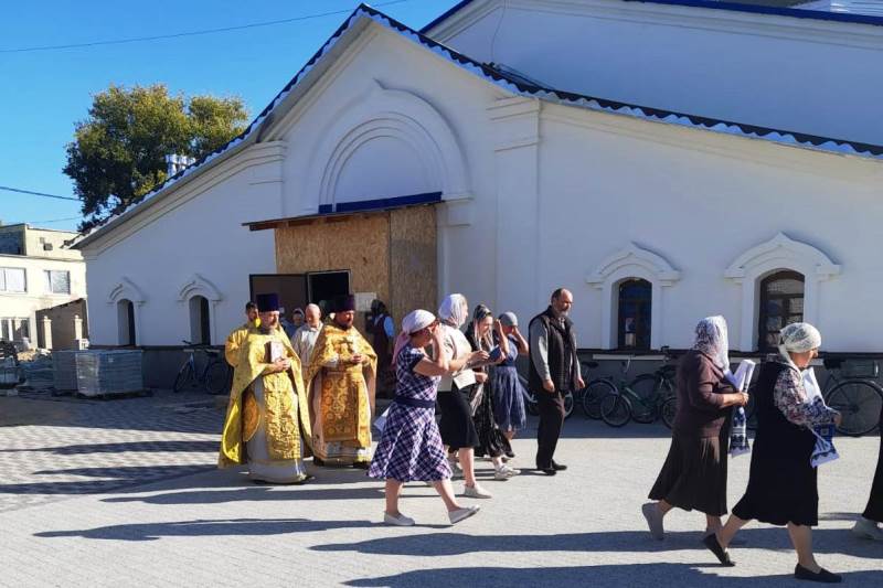 В храме Успения Пресвятой Богородицы города Калач соборно отметили престольный праздник