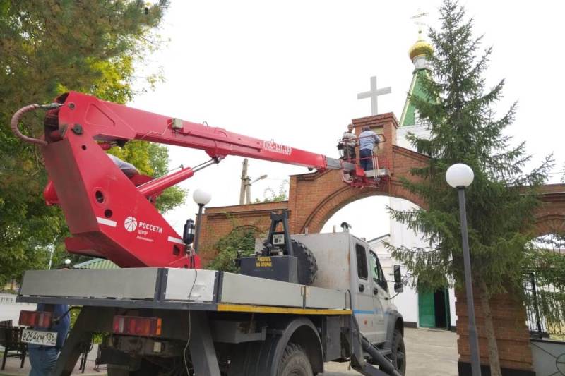 В храме святых апостолов Петра и Павла села Петропавловка состоялась установка надвратных икон