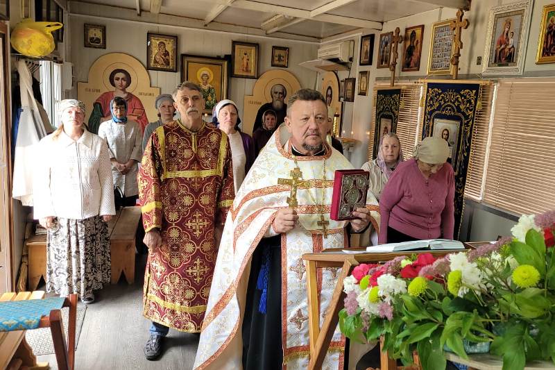 В день памяти святого праведного Иоанна Кронштадтского в храмах Россошанского церковного округа были совершены молебны о страждующих недугом винопития