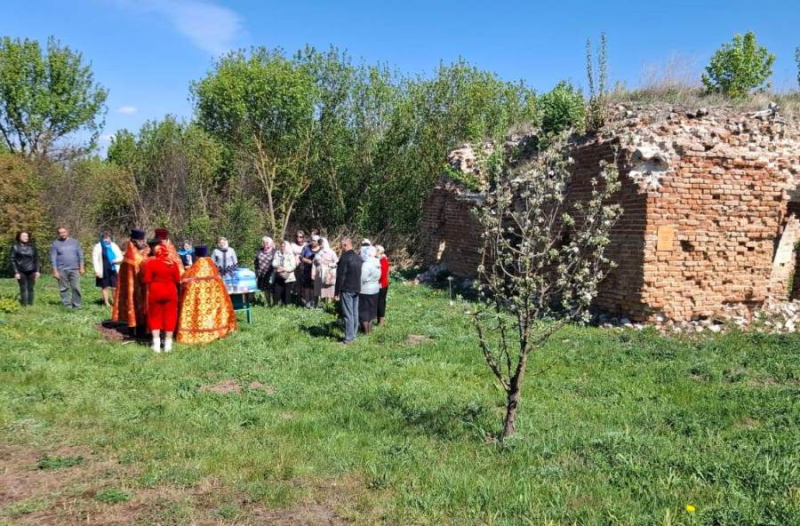 Молебен у руинированного храма села Верхний Ольшан