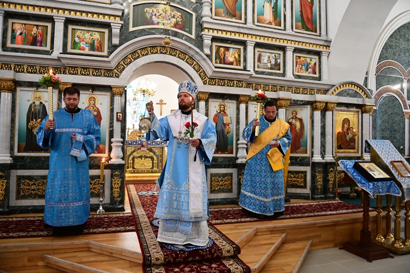 В преддверии престольного праздника Архипастырь совершил всенощное бдение в Казанском храме г. Павловска