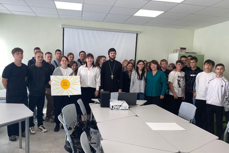 Руководители профильных отделов Острогожского благочиния провели встречу со студентами местного многопрофильного техникума