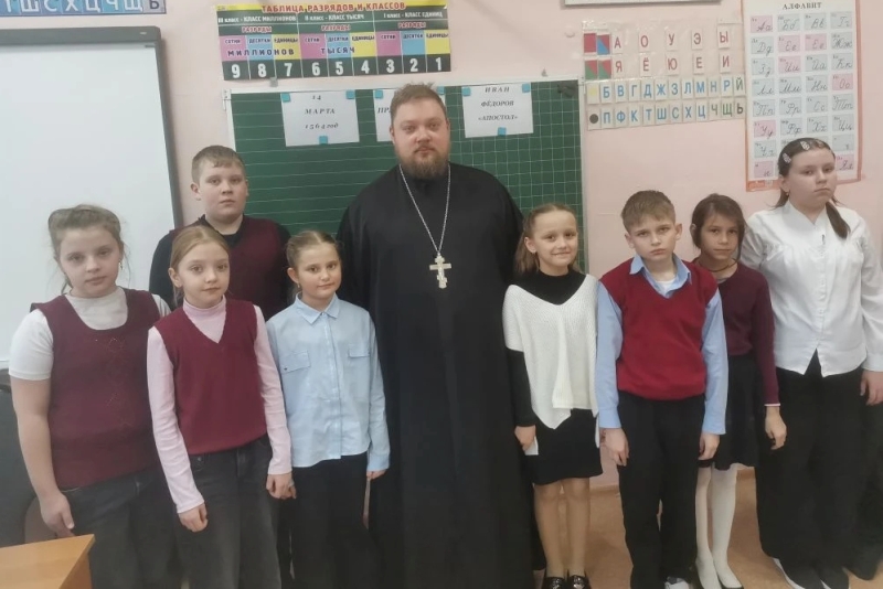 От первопечатных книг до цифровых технологий: в школе села Коротояк Острогожского района состоялся диалог священника и школьников