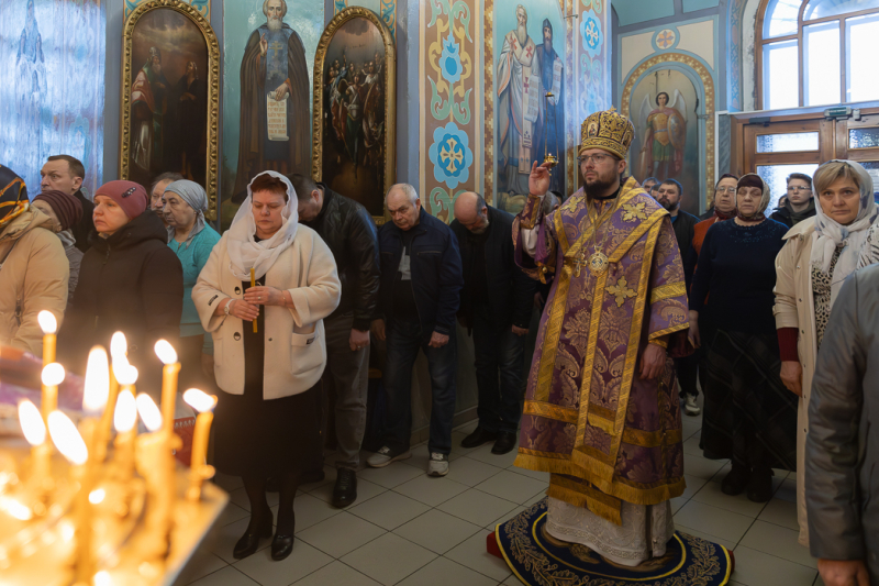 В Неделю 3-ю Великого поста, Крестопоклонную, епископ Дионисий совершил Божественную литургию в храме Александра Невского г. Россошь