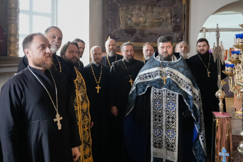 В храме Вознесения Господня города Калач совершена исповедь духовенства благочиния и соборно отслужена Литургия Преждеосвященных Даров