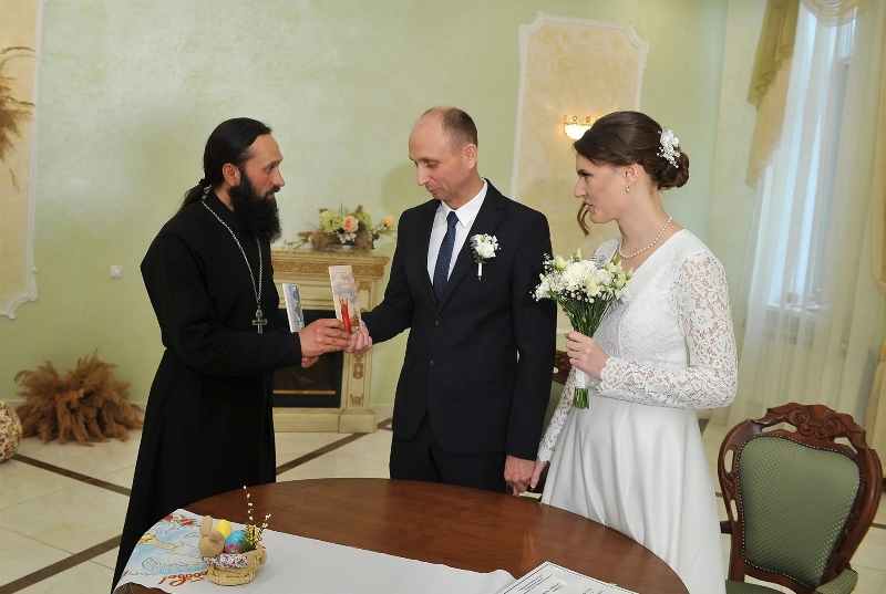 Помощник руководителя Миссионерского отдела епархии поздравил новобрачных