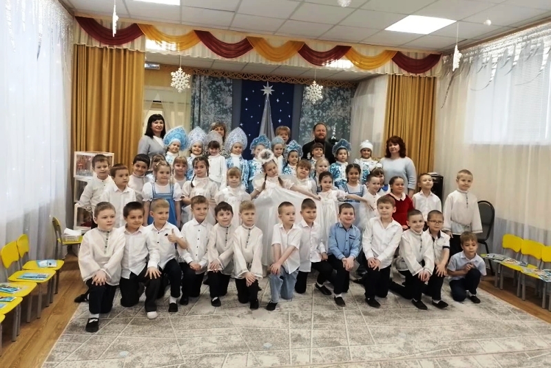 С праздником, малыши! Благочинный Богучарского церковного округа поздравил детсады с Рождеством Христовым и вручил подарки