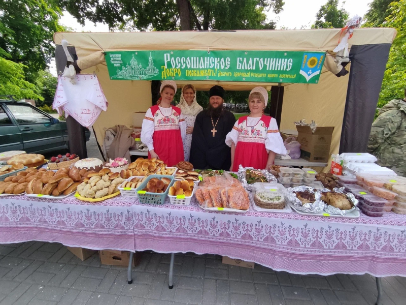 Представители Россошанского благочиния приняли участие в благотворительной ярмарке ко Дню жен-мироносиц