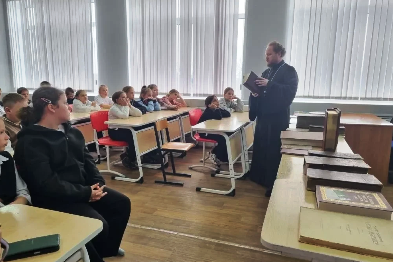 В рамках Дня православной книги благочинный Богучарского церковного округа встретился с учащимися Дьяченковской школы