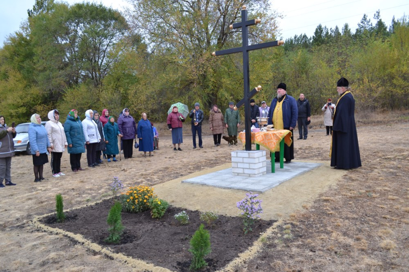 На хуторе в Репьевском районе освятили крест.