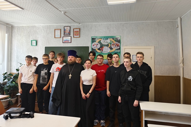 Представители Острогожского благочиния встретились со студентами местного многопрофильного техникума