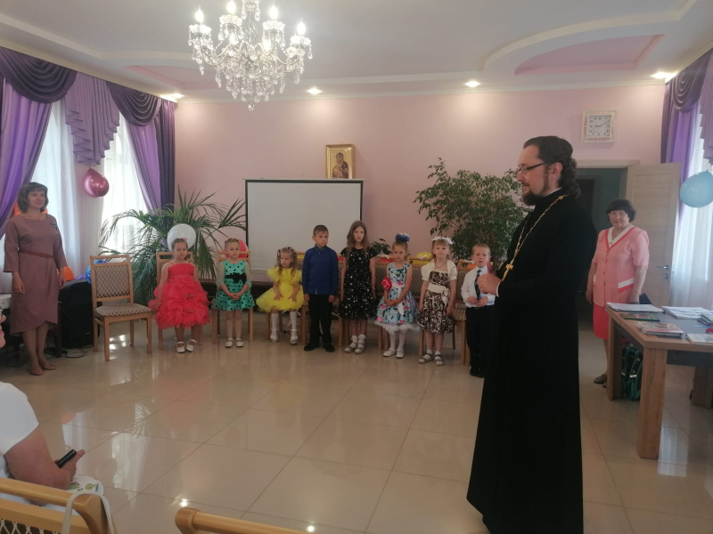 В Духовно-просветительском центре во имя свт.Тихона Задонского провожали в школу выпускников подготовительной группы