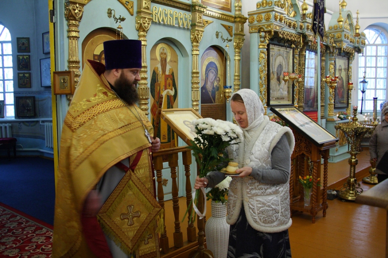 Благочинный поздравил прихожанок с Днём матери