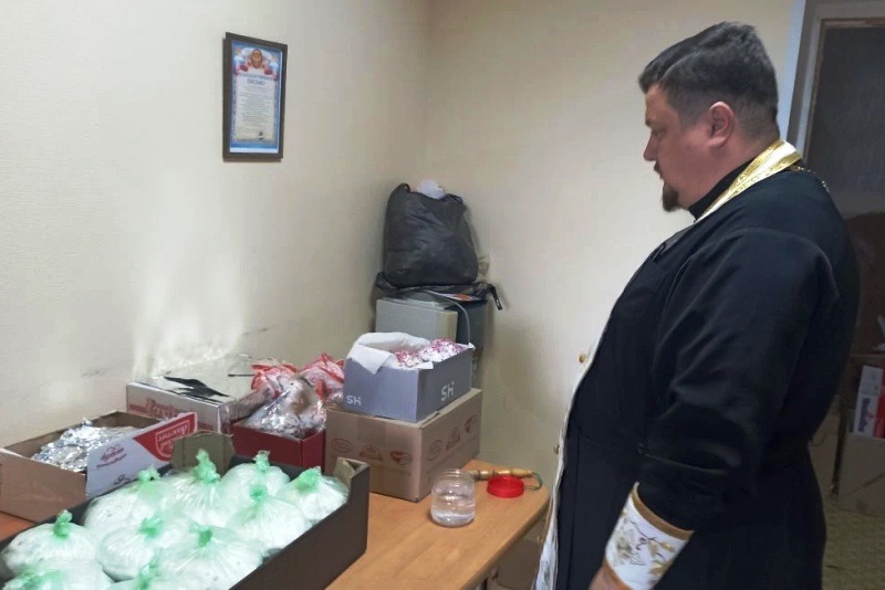 Иерей Иоанн Суздальцев благословил волонтеров перед отправкой гуманитарного груза в зону проведения специальной военной операции