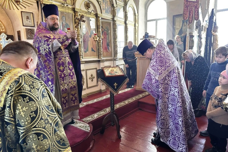 Иерей Дионисий Киреев совершил прощальную литургию в храме святых апостолов Петра и Павла села Петропавловка