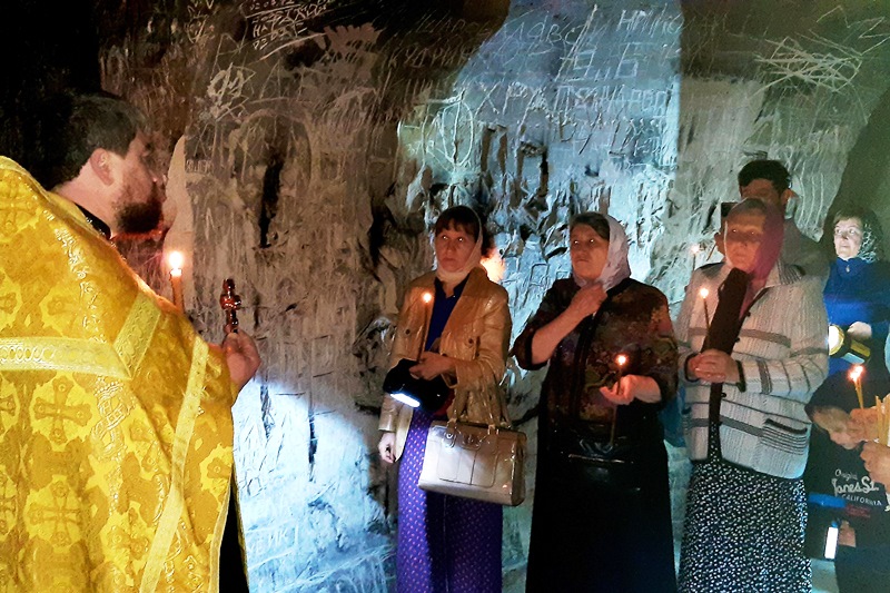 В Калачеевской меловой пещере был совершен первый молебен с момента реставрации входной группы