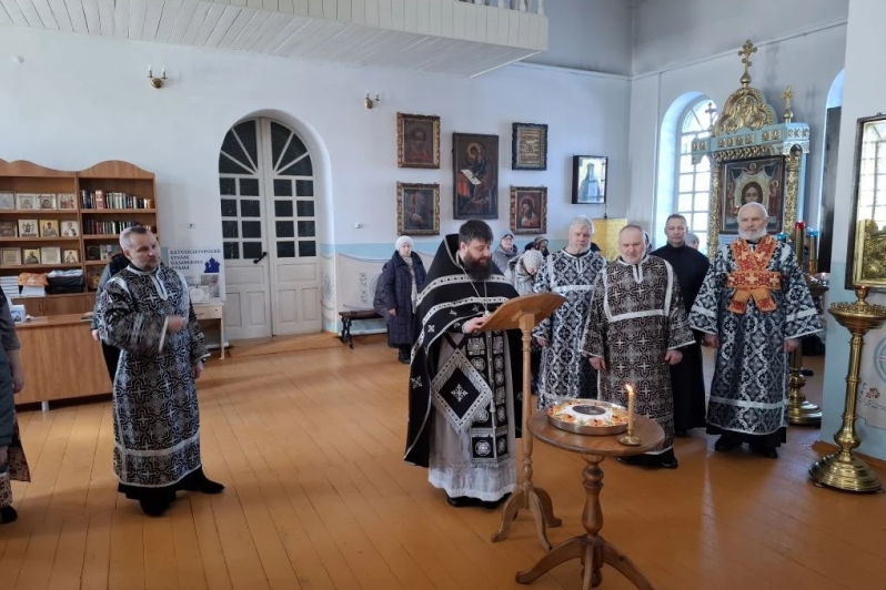 В Казанском храме поселка Каменка отслужили литургию Преждеосвященных Даров