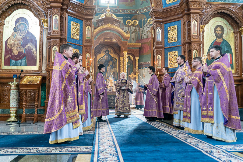 В Великий Четверток митрополит Воронежский и Лискинский Сергий возглавил служение Божественной литургии