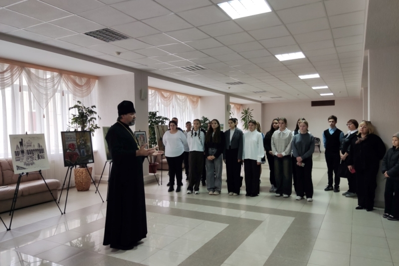 В р.п. Кантемировка Богучарского благочиния священник посетил открытие выставки местных художников