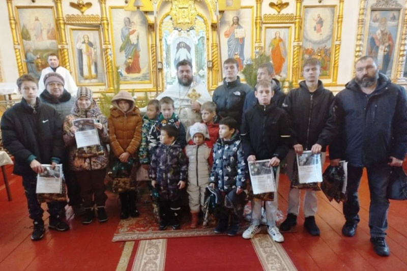 В храме Вознесения Господня города Калач поздравили детей, находящихся под опекой, с Рождеством Христовым и Новолетием