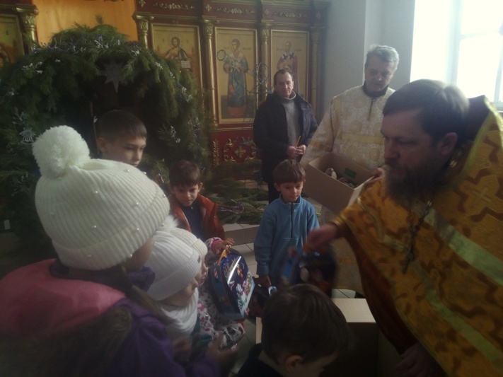 В Покровском храме слободы Шапошниковка юных прихожан поздравили с праздником Рождества Христова