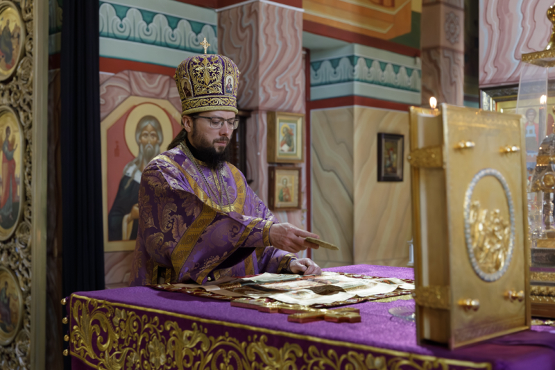 В Неделю 2-ю Великого поста Преосвященнейший епископ Дионисий совершил Литургию свт. Василия Великого в Свято-Ильинском кафедральном соборе города Россошь