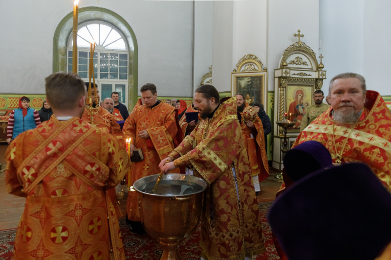 Правящий Архиерей возглавил служение Божественной литургии в храме святых апостолов Петра и Павла районного центра Репьевка