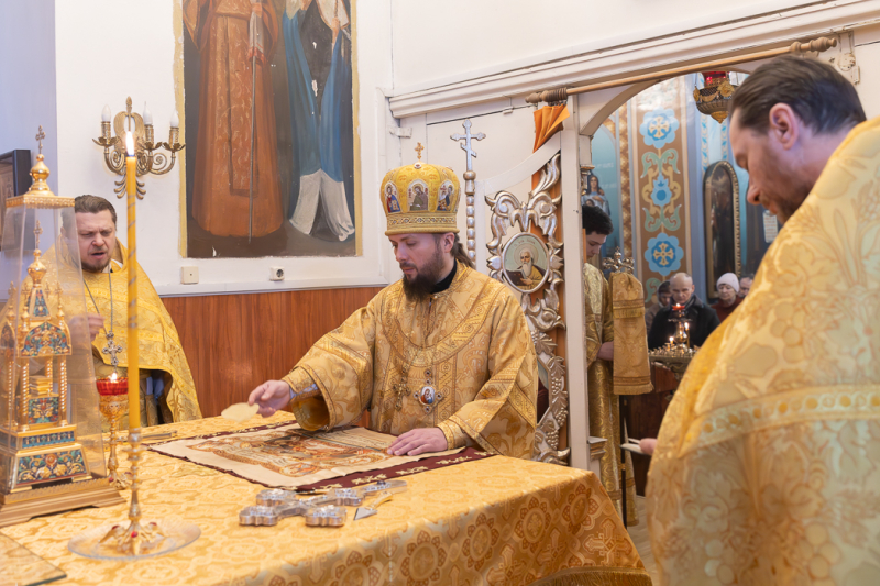 В Неделю о блудном сыне, епископ Дионисий совершил Божественную литургию в храме Александра Невского г. Россошь