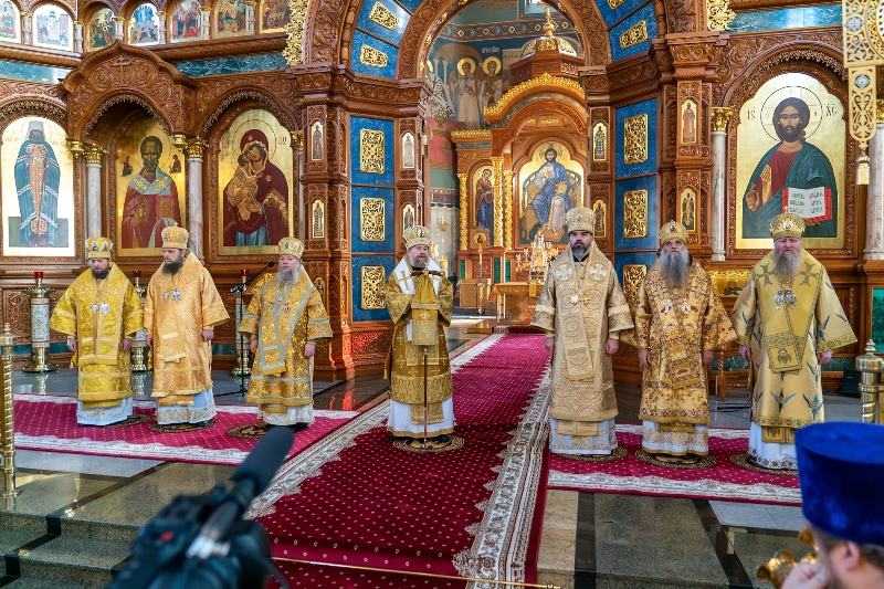 Епископ Россошанский и Острогожский Дионисий в числе сонма Архипастырей совершил Божественную литургию в Благовещенском кафедральном соборе г. Воронежа