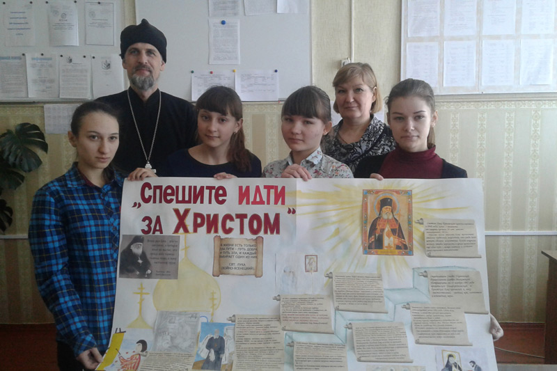 Участие школьников из Подколодновки в конкурсе стенгазет, посвящённых сохранению памяти новомучеников