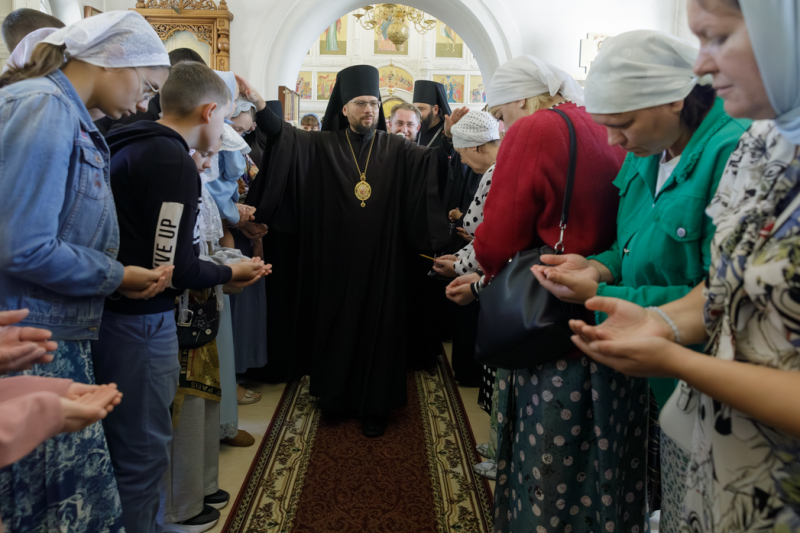 Епископ Россошанский и Острогожский Дионисий возглавил воскресное богослужение в Спасском Костомаровском женском монастыре