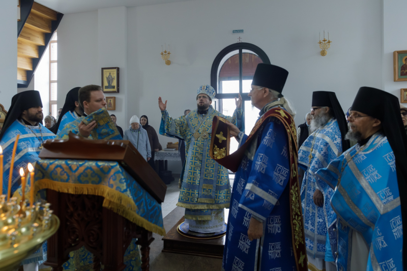 В праздник Похвалы Богородицы Архипастырь совершил Божественную литургию в Воскресенском соборе Белогорского мужского монастыря