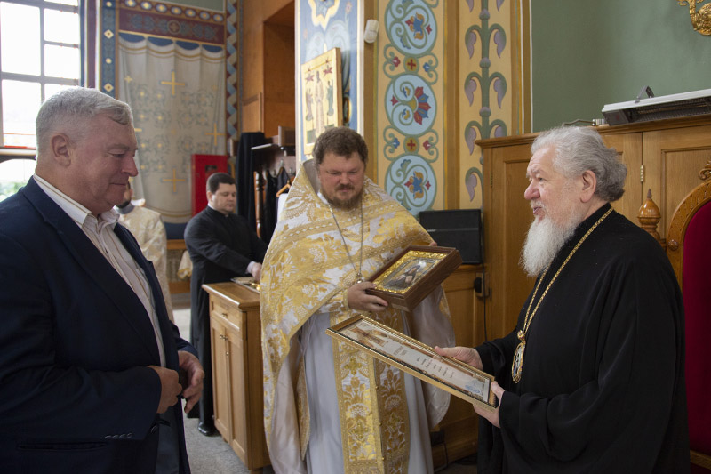 Глава Воронежской митрополии вручил архиерейскую награду экс-начальнику ЮВЖД