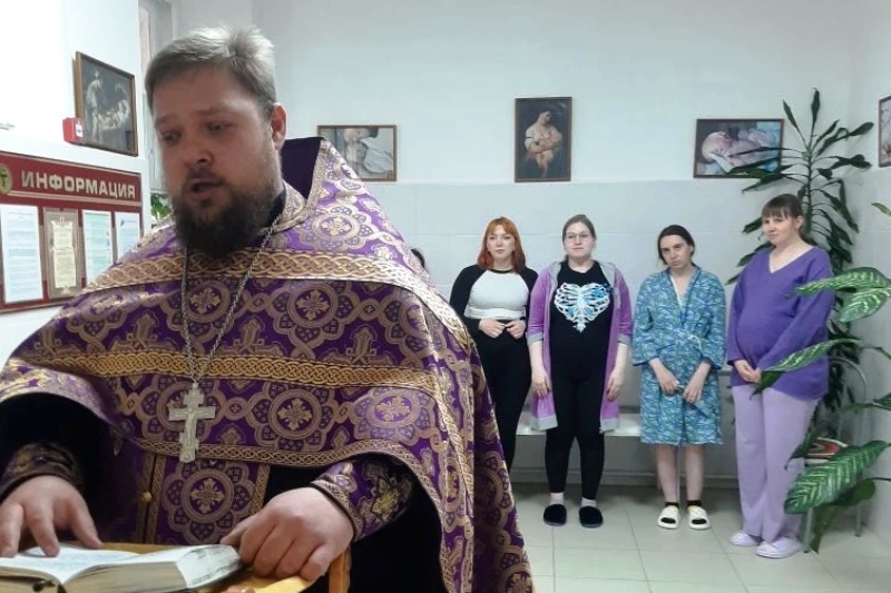 В день памяти иконы Божией Матери «Феодоровская» в роддоме Острогожска совершено молебное пение