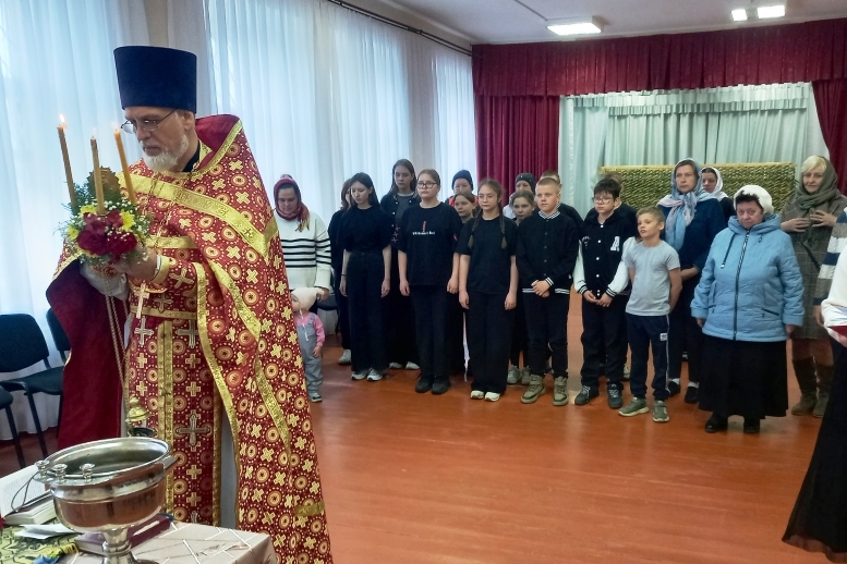 В Богучарском районе в рамках епархиальной миссионерской акции «Пасха в каждом храме» священнослужитель совершил молебны