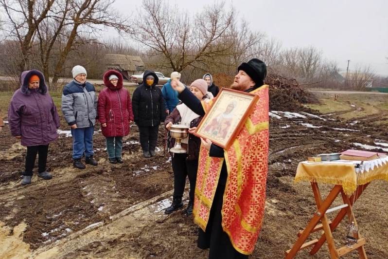 В хуторе Варваровка благочинный совершил молебен с акафистом на месте строящегося храма во имя св. вмч. Варвары