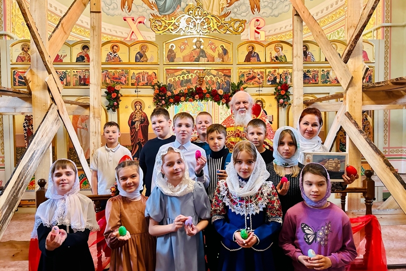 Дети и из местной школы выступили с пасхальными поздравлениями в храме села Петренково Острогожского района