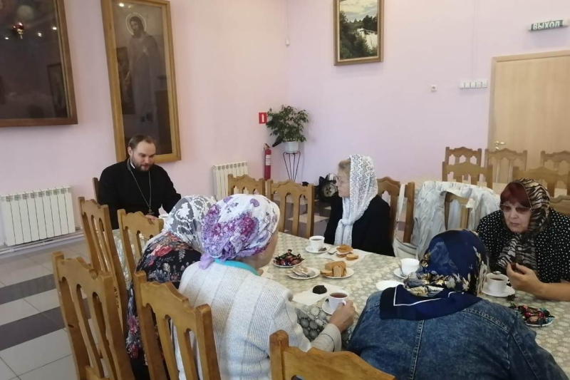В преддверии Международного дня пожилых людей прошла встреча прихожан Ильинского кафедрального собора с помощником благочинного