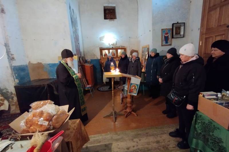 На окормляемых приходах благочиния совершены праздничные молебные пения и панихиды