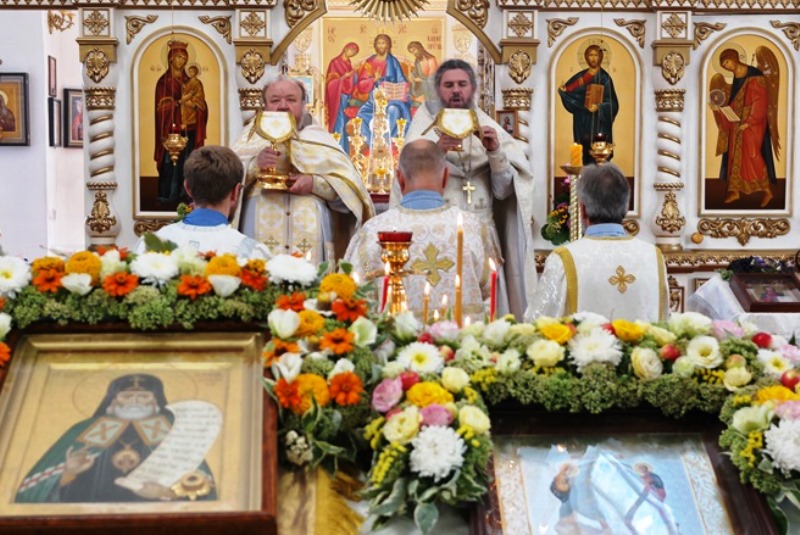 В Богучарском благочинии престольный праздник молитвенно отметили два прихода