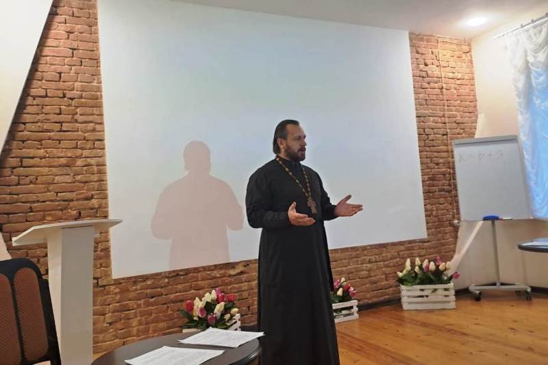 В рамках урока «Разговоры о главном» священник обсудил с шестиклассниками причины и преодоление конфликтов