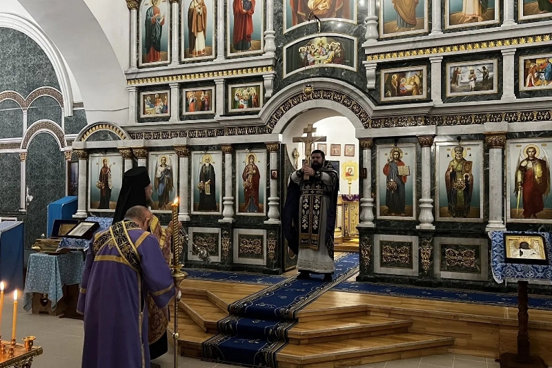 В день Воздвижения Честного и Животворящего Креста Господня в Казанском храме Павловска прошли праздничные богослужения