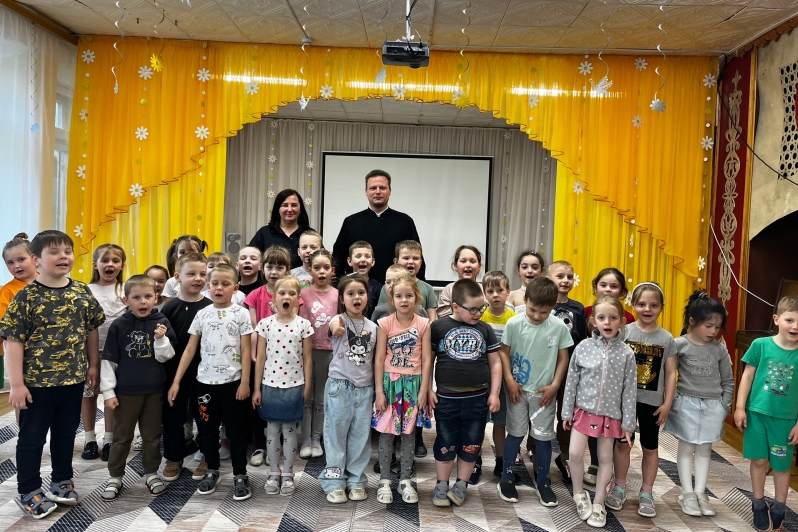 Священнослужитель провел беседу в детском саду № 13 города Россошь