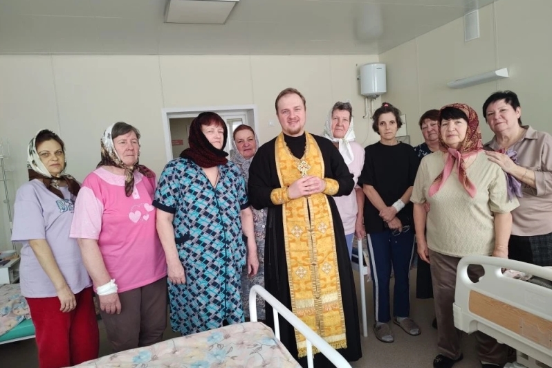 Настоятель Преображенского храма села Заболотовка посетил Ольховатскую РБ