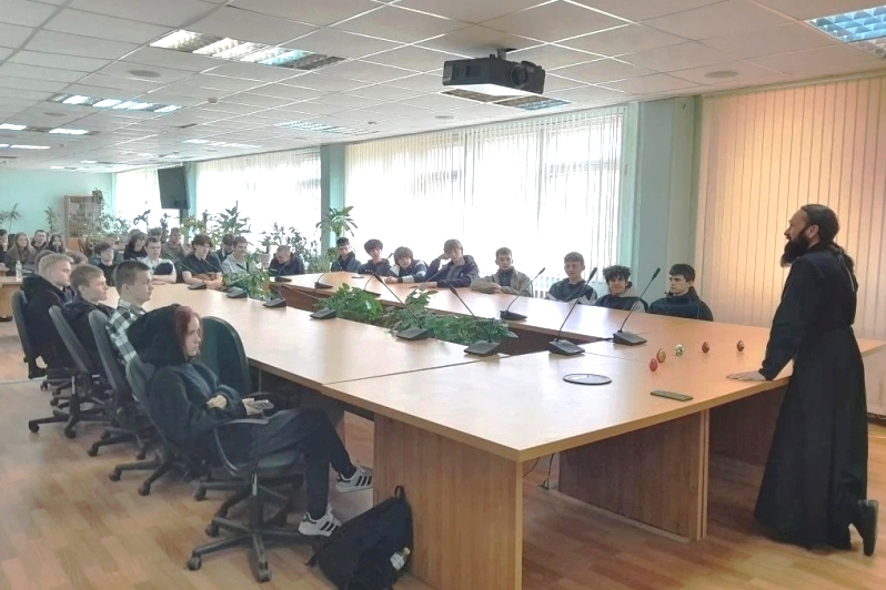 Помощник руководителя миссионерского отдела в дни Светлой седмицы посетил Россошанский техникум