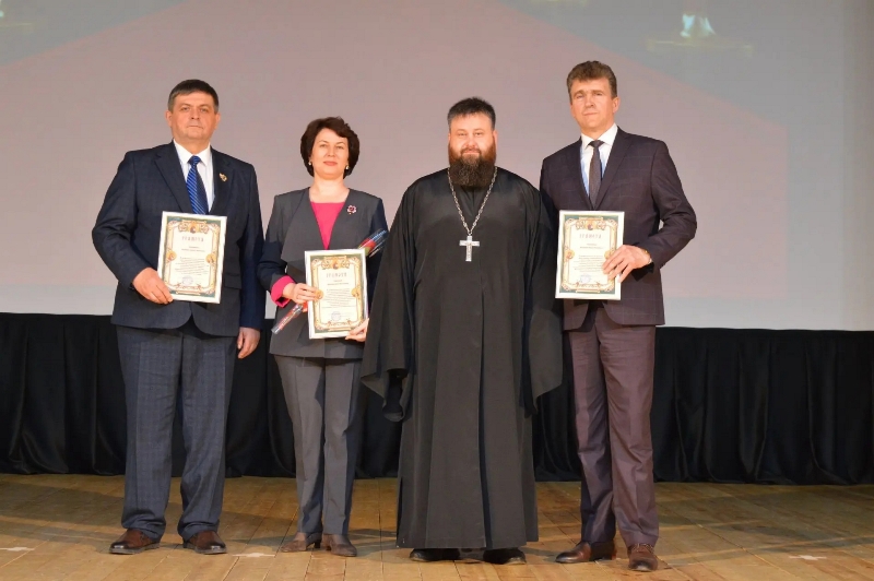 В поселке Каменка благочинный поздравил работников районной администрации с профессиональным праздником