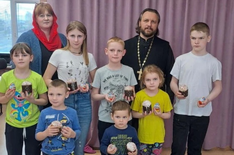 Настоятель храма Архистратига Михаила поздравил с Пасхой ребят из Воробьевского реабилитационного центра