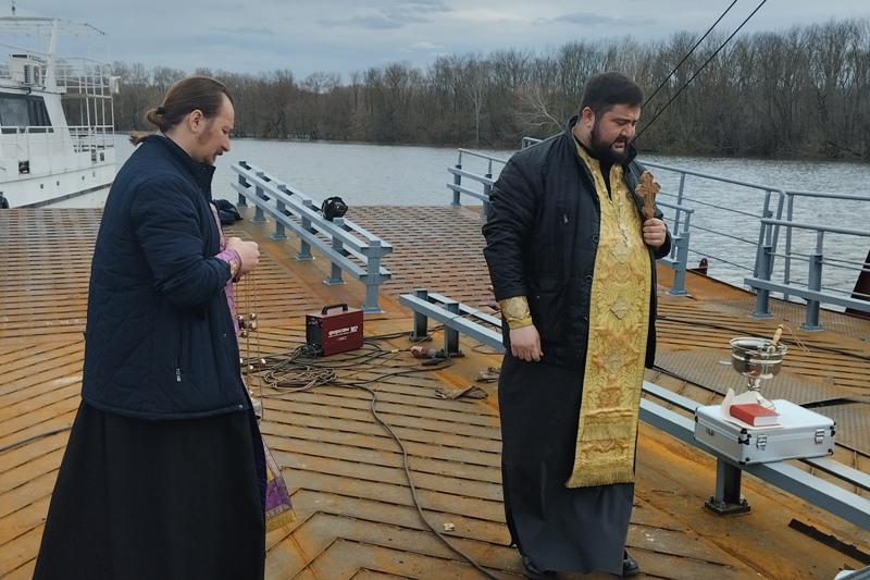 В Павловске было совершено освящение понтонного моста