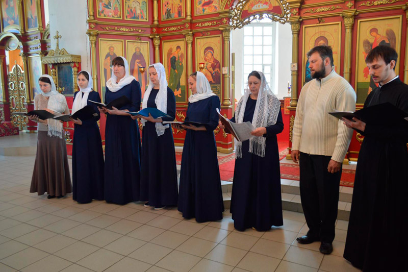 В Неделю святых жен-мироносиц прихожанок Покровского храма поздравили песнопениями и сувенирами