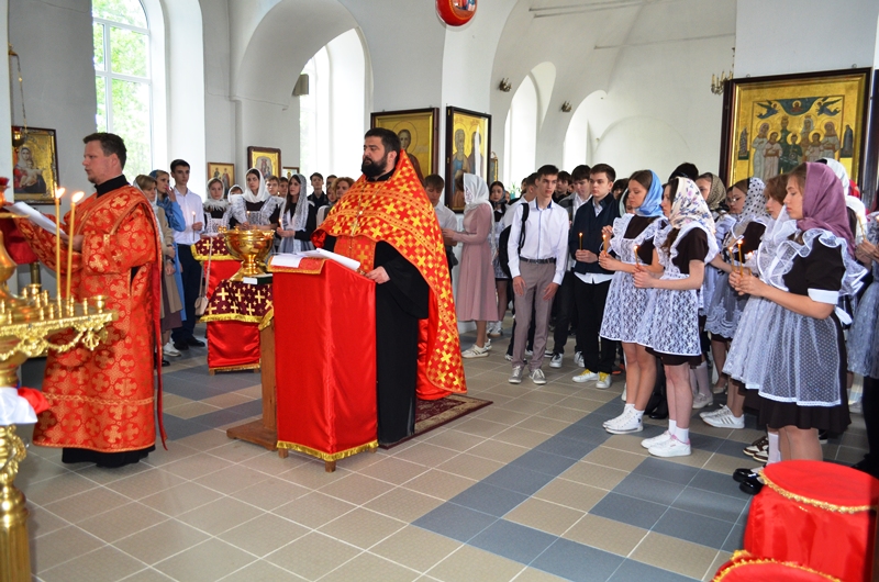 Молебен с будущими выпускниками
